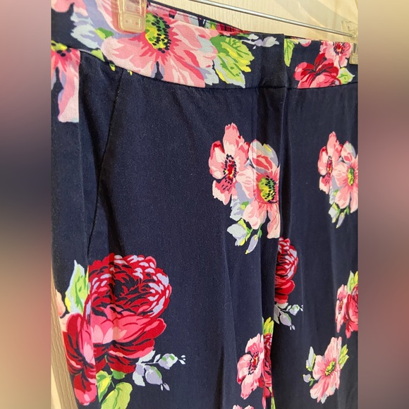 3/$50 Isaac Mizrahi Navy Floral Pants  ** 3 FOR $50 DEAL + REDUCED SHIPPING ** - Picture 5 of 6